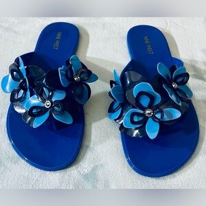 Nine West Women Flipflop jelly sandals size 9 embellishment with flowers in blue